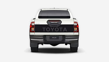 Polep s nápisem TOYOTA na černém pozadí