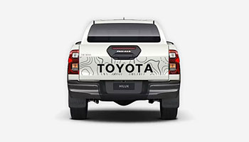 Polep vrstevnicemi a nápisem TOYOTA