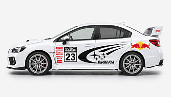Závodní polep s číslem na Subaru WRX